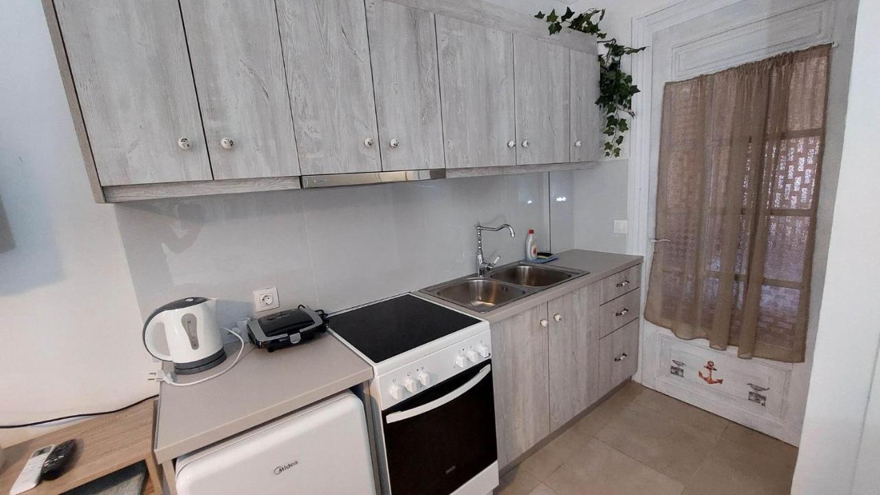 Nias Studio Apartment Perama  Exterior photo